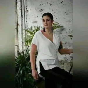 Hours NYC Hudson Wrap Cap Sleeve Blouse in Ivory Size M (18/20) EUC